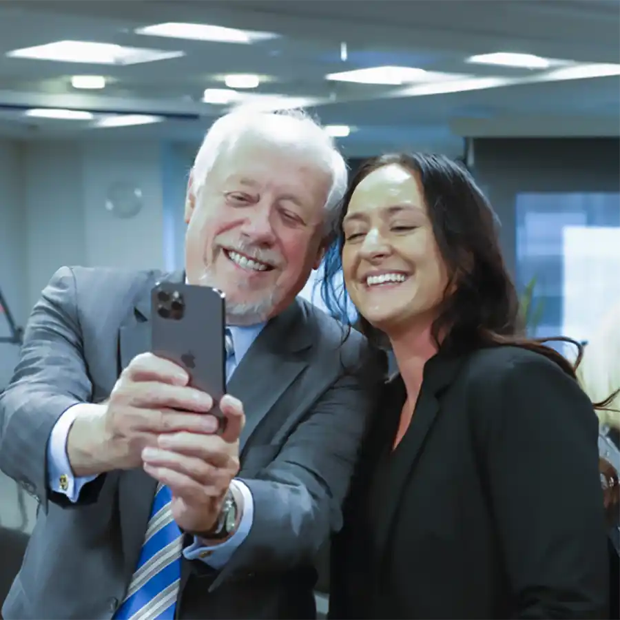 A photo of Phil Bredesen taking a selfie with a student